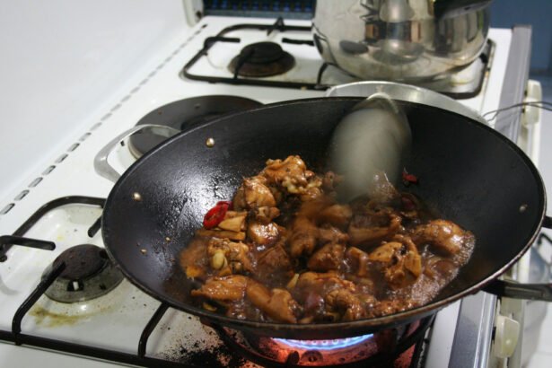 Ayam masak kicap dalam kuah kicap gelap