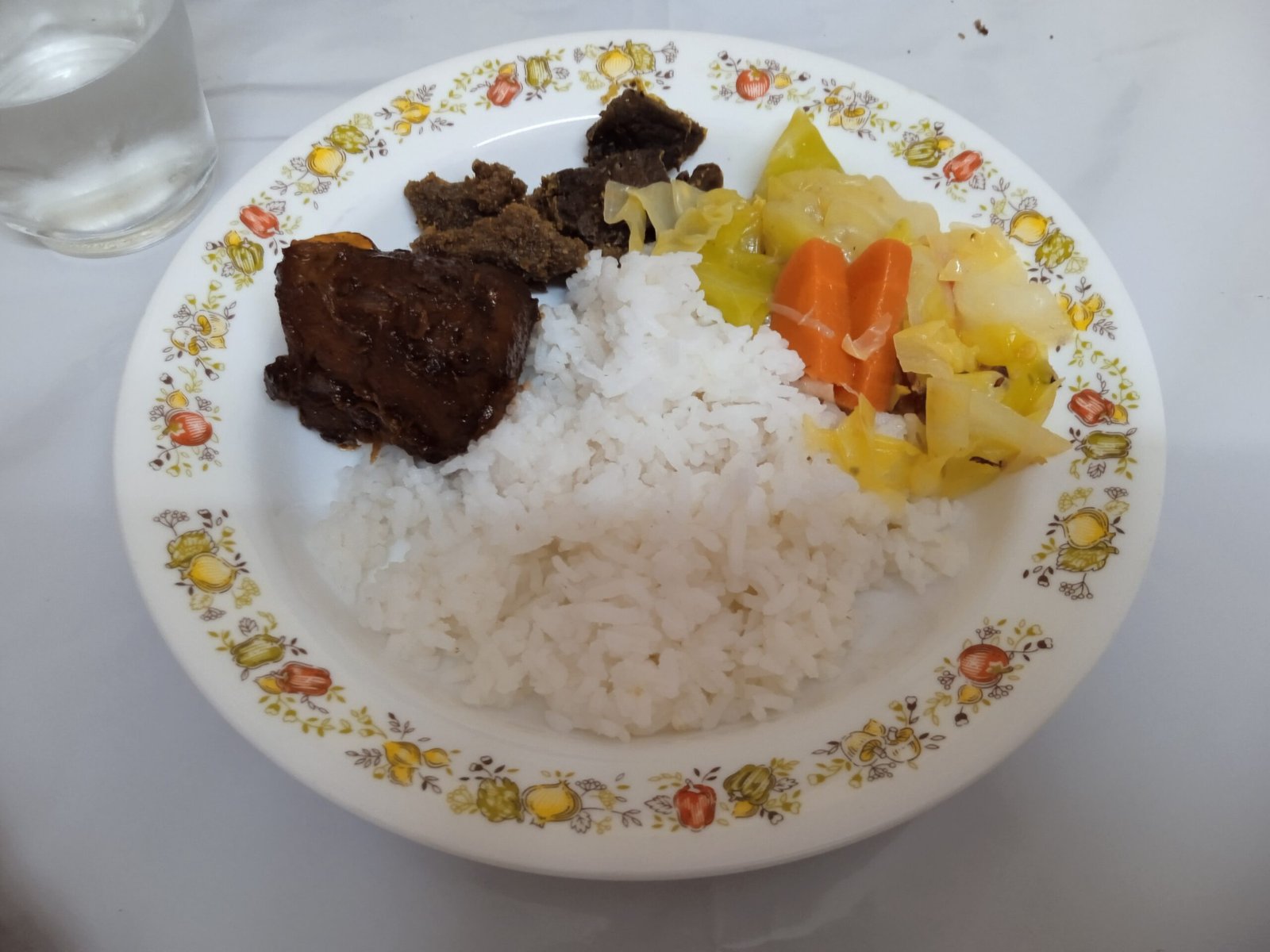 Nasi putih dengan ayam kicap kering, lauk lain dan sayur di Johor