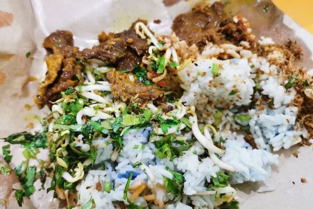 Nasi ulam bersama daging bakar, herba cincang dan taugeh