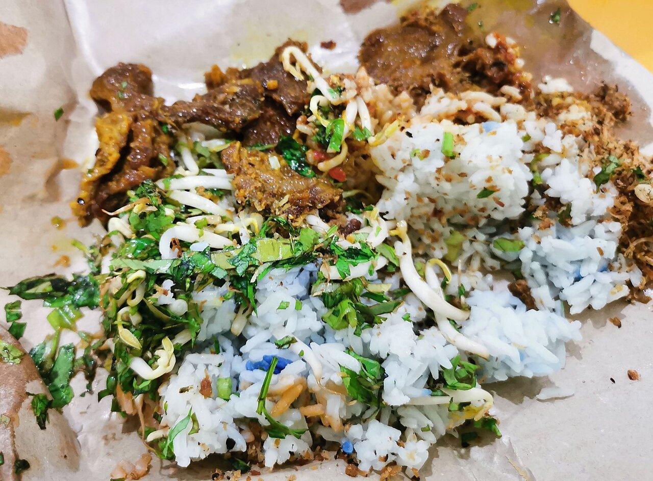 Nasi ulam bersama daging bakar, herba cincang dan taugeh