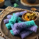 Roti jala ungu dan biru muda bersama kari ayam