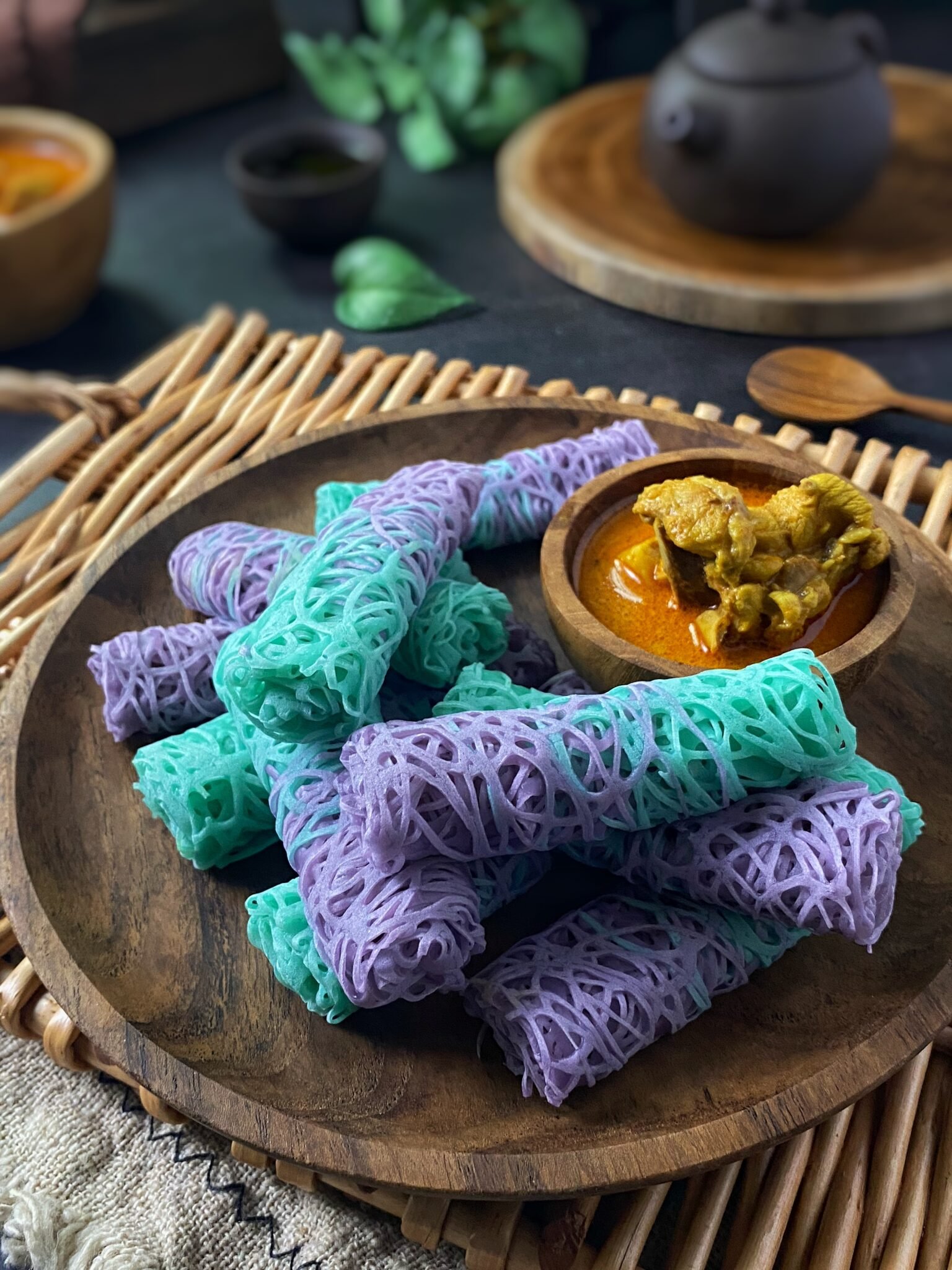 Roti jala ungu dan biru muda bersama kari ayam