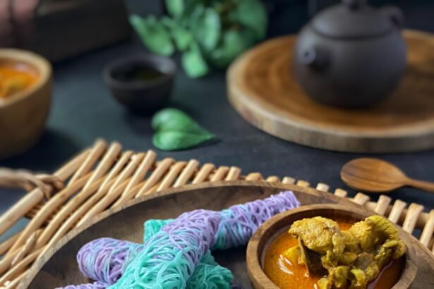 Roti jala ungu dan biru muda bersama kari ayam