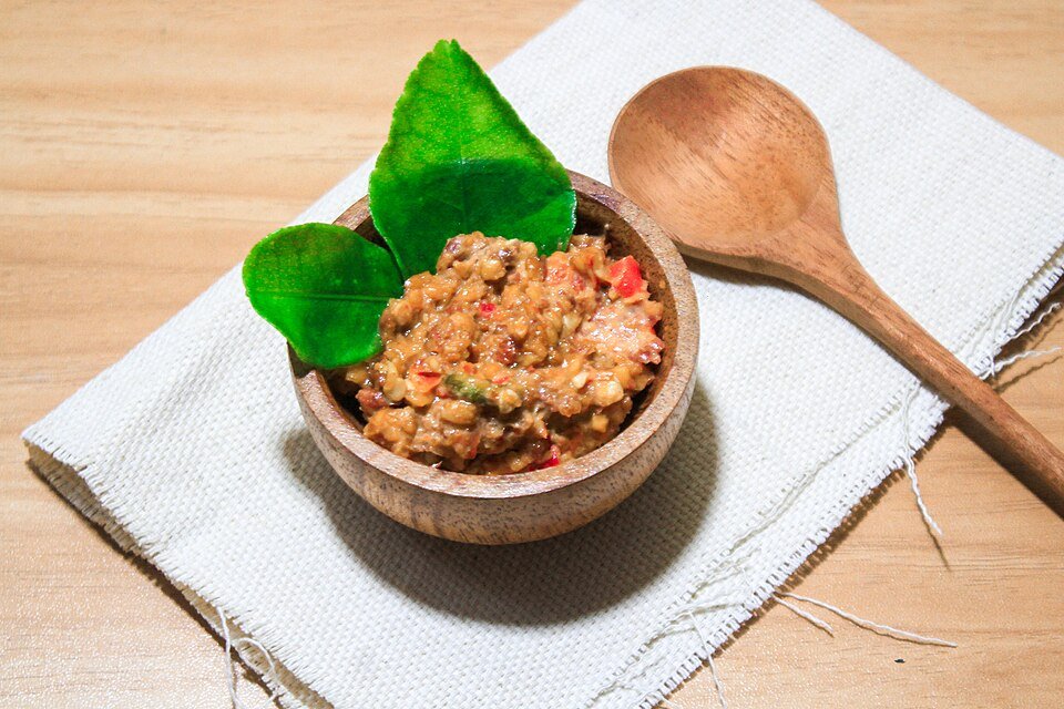 Sambal kacang Indonesia sebagai perbandingan kuah berasaskan kacang