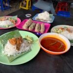 Beberapa pinggan nasi dagang dengan acar, gulai ikan dan keropok lekor di Terengganu