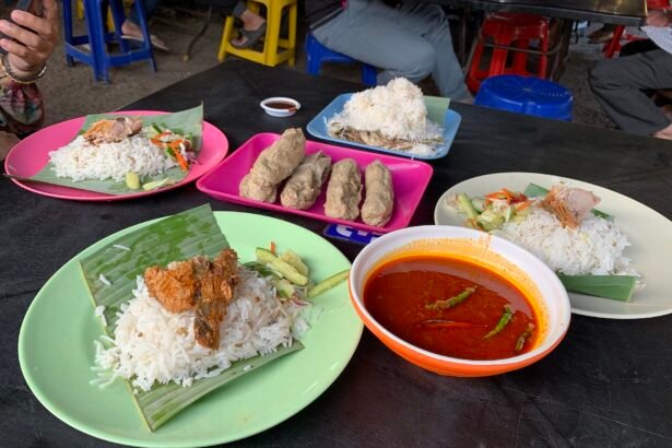 Beberapa pinggan nasi dagang dengan acar, gulai ikan dan keropok lekor di Terengganu