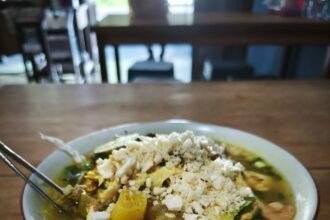 Bowl of Soto Lamongan with chicken and koya in Palangka Raya