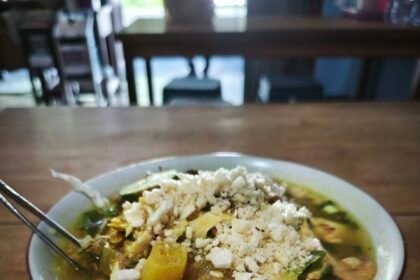 Bowl of Soto Lamongan with chicken and koya in Palangka Raya