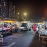 Pengunjung dan gerai di pasar malam Seri Kembangan selepas gelap, foto ilustrasi 2023
