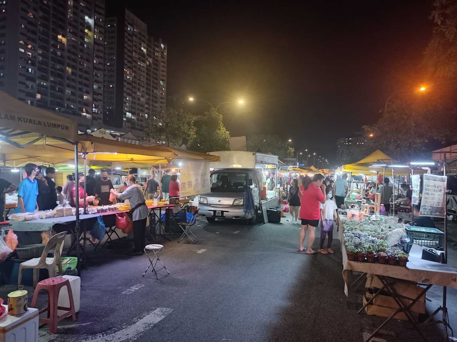 Pengunjung dan gerai di pasar malam Seri Kembangan selepas gelap, foto ilustrasi 2023