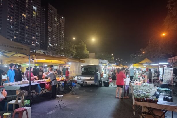Pengunjung dan gerai di pasar malam Seri Kembangan selepas gelap, foto ilustrasi 2023
