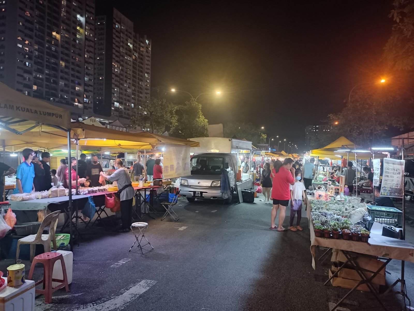 Laluan dan deretan gerai di pasar malam Seri Kembangan selepas gelap