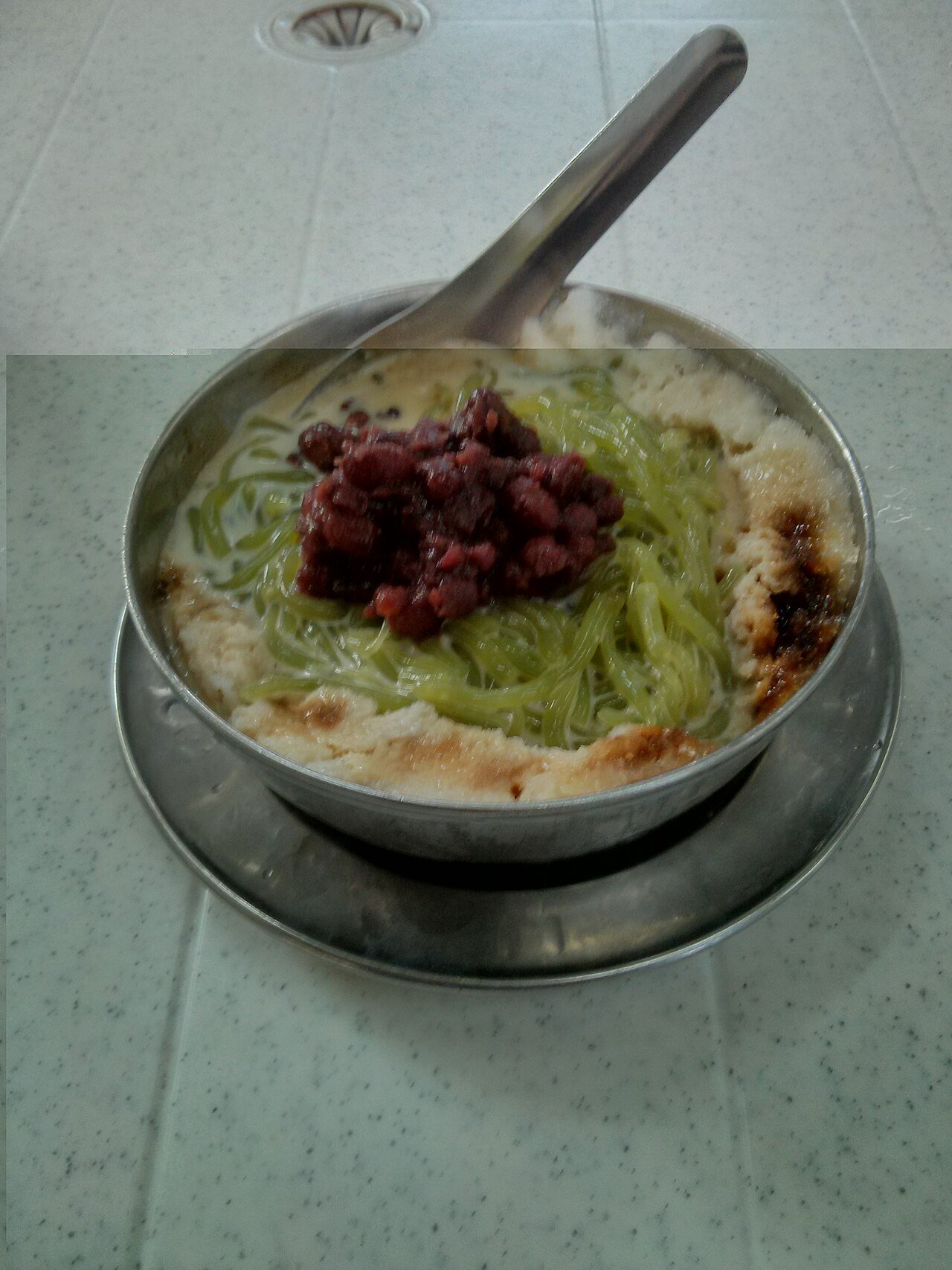 Semangkuk cendol Malaysia dengan santan dan gula