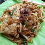 Char kuey teow dengan telur, kerang, tauge dan kucai