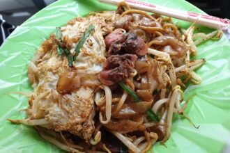 Char kuey teow dengan telur, kerang, tauge dan kucai