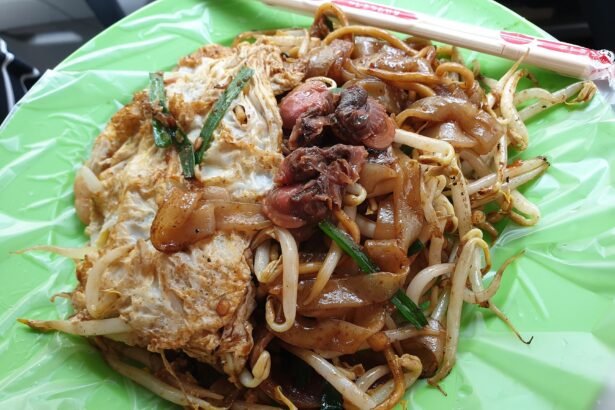 Char kuey teow dengan telur, kerang, tauge dan kucai