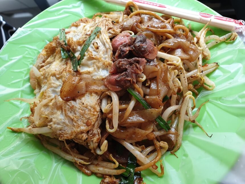 Char kuey teow dengan telur, kerang, tauge dan kucai