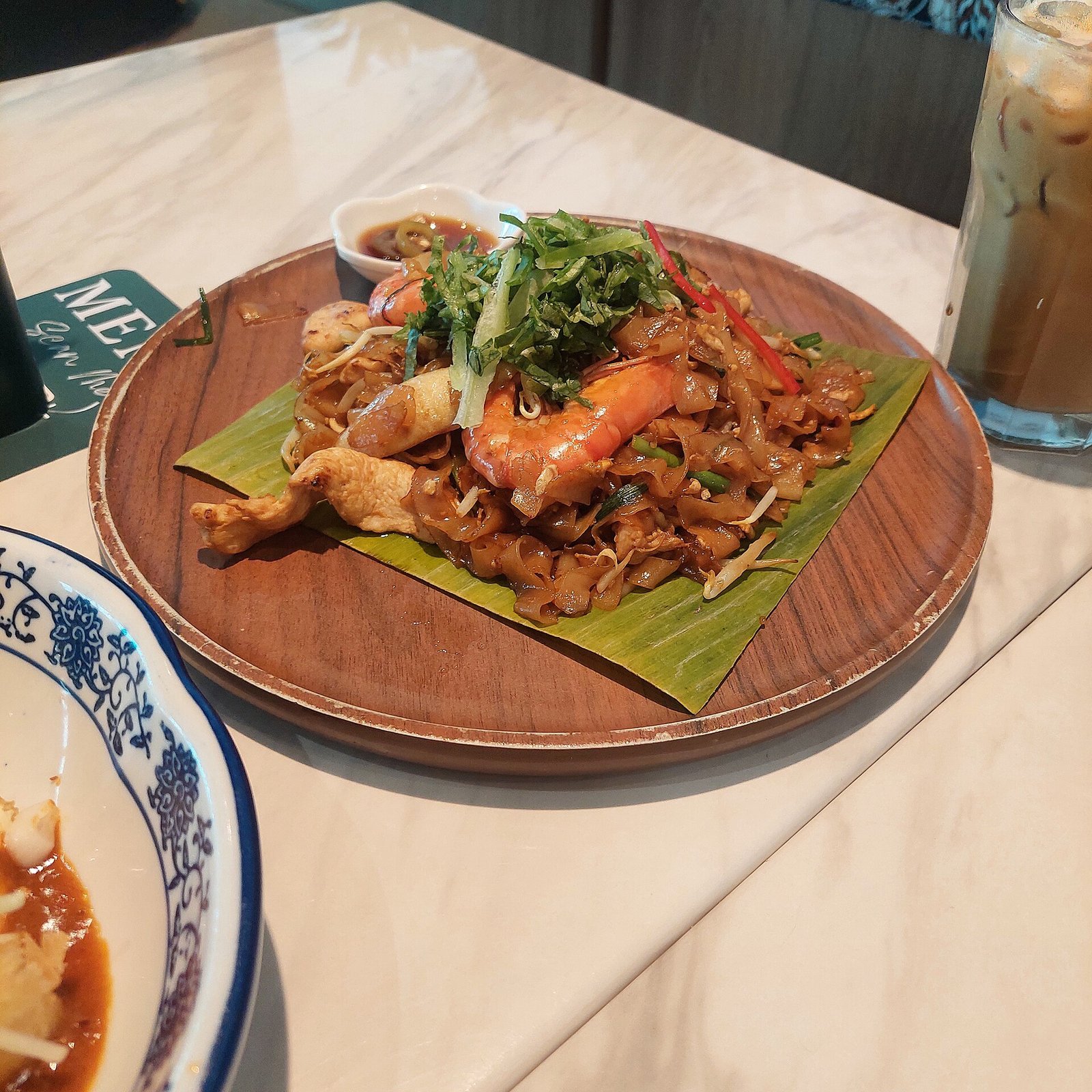 Sepinggan char kuey teow dengan udang, ayam dan kucai yang disajikan di Seremban