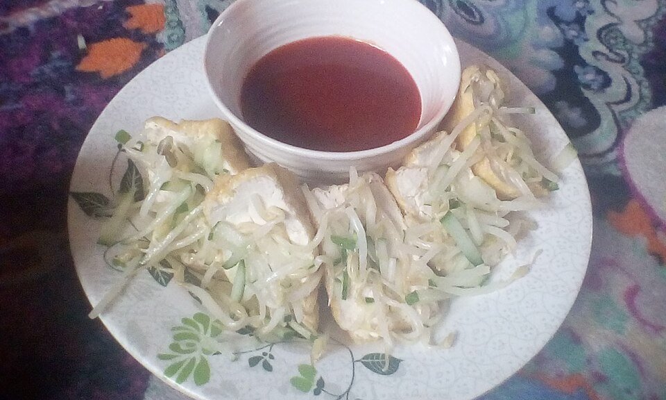 Tauhu sumbat dihidang bersama sambal cili
