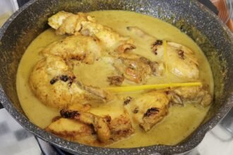 Ayam salai dalam kuah masak lemak cili api di dalam kuali