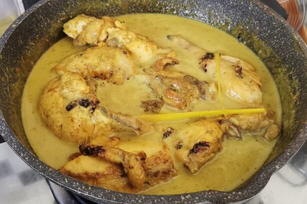Ayam salai dalam kuah masak lemak cili api di dalam kuali