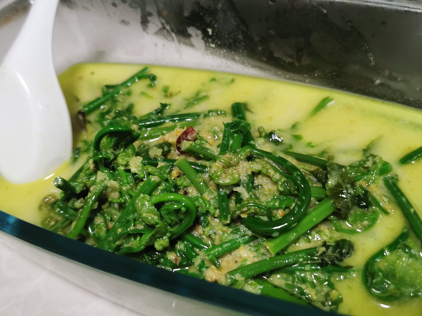 Pucuk paku dalam kuah masak lemak cili api kuning