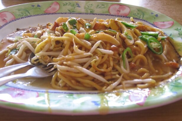Semangkuk mee rebus dengan kuah dan pelengkap