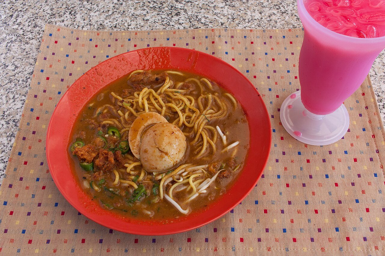 Mee rebus bersama minuman bandung