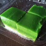 Potongan kuih seri muka dengan kastard pandan hijau dan pulut putih