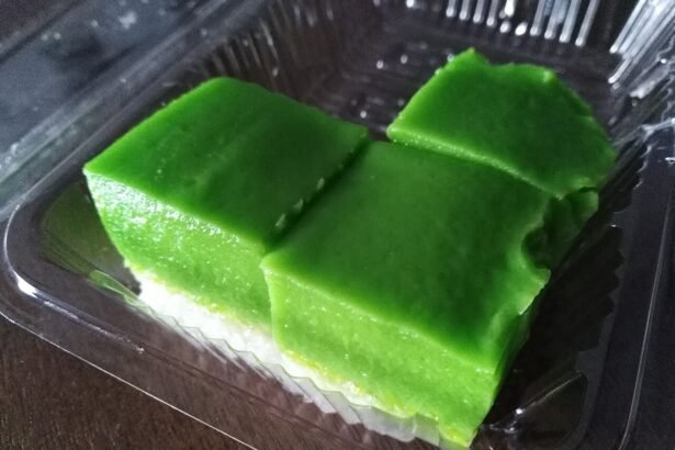 Potongan kuih seri muka dengan kastard pandan hijau dan pulut putih