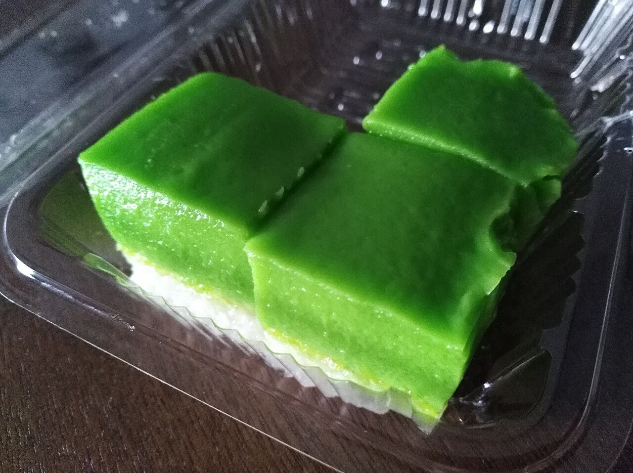 Potongan kuih seri muka dengan kastard pandan hijau dan pulut putih