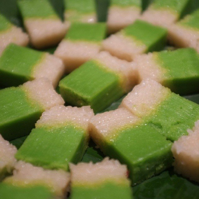 Sajian kuih seri muka dengan lapisan pandan dan pulut yang jelas