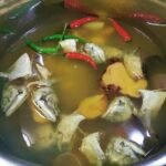 Ikan kembung masak singgang dalam kuah berwarna kunyit