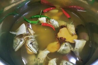 Ikan kembung masak singgang dalam kuah berwarna kunyit