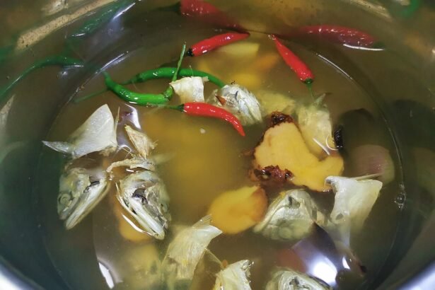 Ikan kembung masak singgang dalam kuah berwarna kunyit