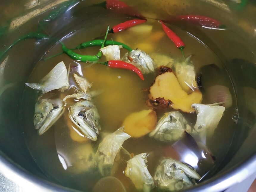 Ikan kembung masak singgang dalam kuah berwarna kunyit