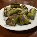 Potongan pulut panggang berinti ikan dalam balutan daun pisang