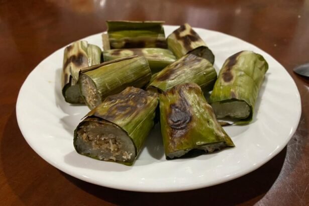 Potongan pulut panggang berinti ikan dalam balutan daun pisang