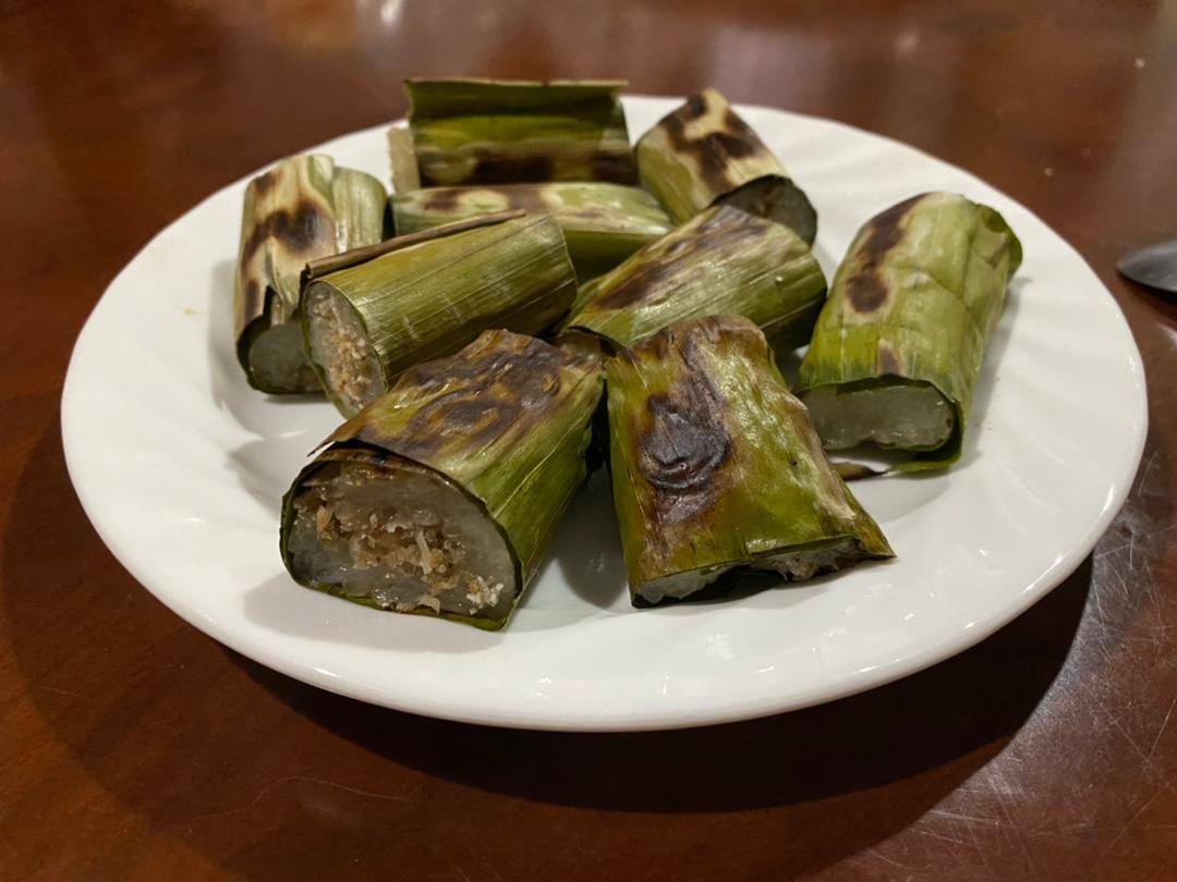 Potongan pulut panggang berinti ikan dalam balutan daun pisang