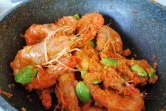 Sambal udang petai dalam hidangan merah
