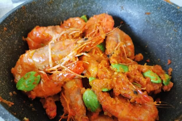 Sambal udang petai dalam hidangan merah