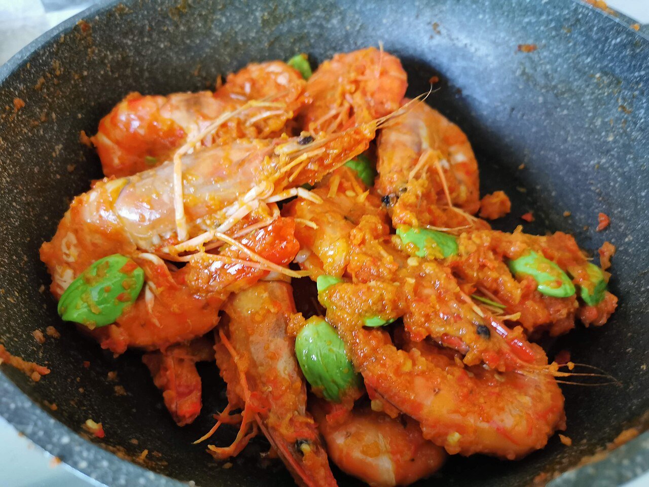 Sambal udang petai dalam hidangan merah